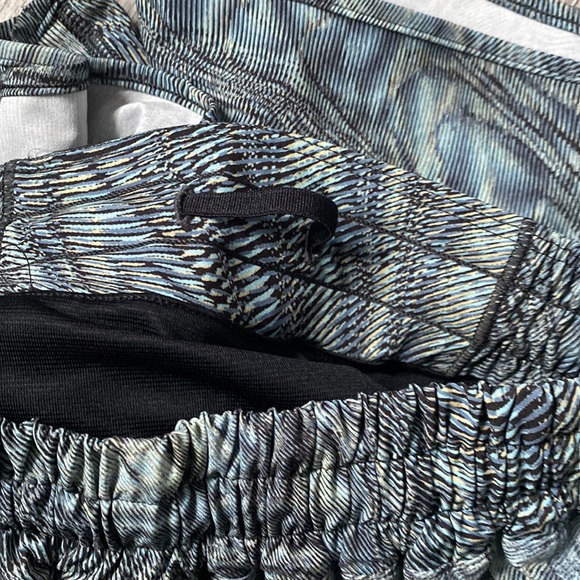 Lulu hottie hot shorts - Picture 3 of 6